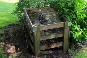 klassischer Komposthaufen im Garten